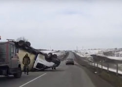 На трассе Саратов - Камышин, перед авторынком "Пенза-2", лежит грузовик вверх колесами, - камышанин