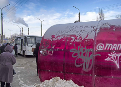 В Камышине молодые люди сели друг на друга, чтобы в диковатом порыве оставить запись на остановке: культура "через край"! - камышанка
