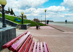 Наши "культурные" сограждане уже начали сдвигать новые скамейки на набережной: может, нужно их приковать? - камышанка 