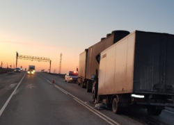 На федеральной трассе "Газель" влетела под КАМАЗ, водитель попал на операционный стол