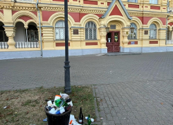 Камышане с грустью показали забитые мусором через край урны на самой красивой смотровой площадке города