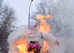 Организаторы Масленицы в городском парке Камышина решили "судьбу" чучела Зимы: его сожгут 26 февраля