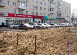После того, как вопрос о "болоте" на улице Пролетарской в Камышине прозвучал на отчете главы, грязную площадку немного разровняли