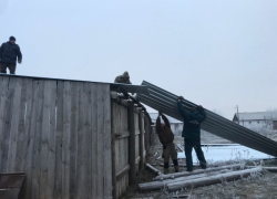 В Камышинском районе семье мобилизованного селянина помогли перекрыть крышу хозпостройки, пока он находится в зоне спецоперации
