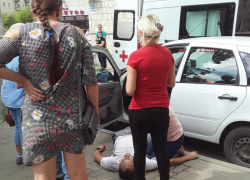 Очевидцы рассказывают, что в Камышине за рулем на улице Театральной умер мужчина