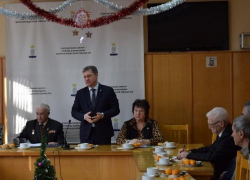 В Камышине Станислав Зинченко начал пить новогодние чаи под гирляндами - "премьера" прошла на ветеранской встрече