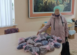 Сельчанка из Камышинского района одна связала 123 пары носков для бойцов СВО