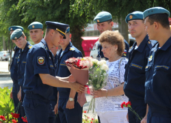 Камышинские десантники принесли цветы к памятнику Александру Колгатину в день рождения Героя