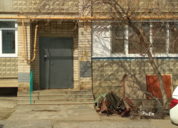 В Камышине у подъездов 9-этажек ждут своего часа упаковки с лифтами и фрагменты устройств, которые будут устанавливать взамен старых