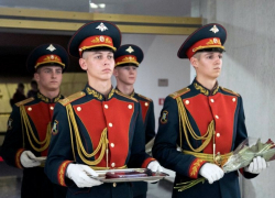 Ордена погибших на линии соприкосновения героев-камышан торжественно передали их родным