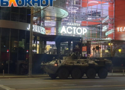 В Ростове ввели военную технику, перекрыли трассы и летают вертолеты, - "Блокнот Ростова-на-Дону"