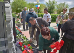 По селу Верхняя Добринка в Камышинском районе прошагал "Бессмертный полк" - ведущая заплакала
