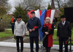 Сегодня ветераны-ликвидаторы и чиновники принесли цветы к "чернобыльскому" камню в парке