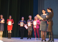 В Камышине чиновники от образования, которым не на что кормить завтраками младшеклассников, покупают пиара почти на миллион