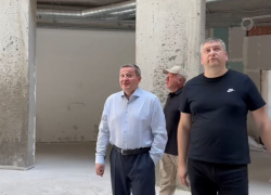 «Нужно было давно разорвать контракт»: вслед за Камышином губернатор устроил разнос на стройплощадке поликлиники в Волжском