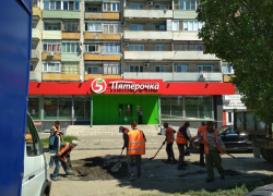 В Камышине ямы на внутриквартальных дорогах пытаются заделать сухим асфальтом