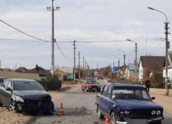 В Камышине упорная дама за рулем не уступила дороги водителю-мужчине и попала к хирургам