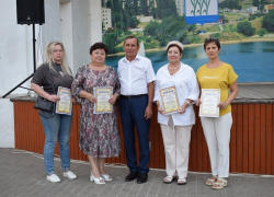 Заместитель председателя Камышинской городской думы Иван Иванов устроил фотосессию с камышанками - авторами чудо-садов