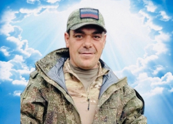 Жители города Петров Вал Камышинского района прощаются с земляком-героем, бойцом СВО Владимиром Куянцевым