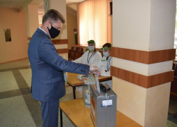 Глава Камышина Станислав Зинченко досрочно проголосовал за Конституцию и время