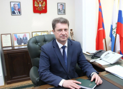 Камышане в минувший месяц  видели своего главу Станислава Зинченко разве что на портретах к поздравительным публикациям 