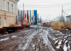 Глава Камышина Станислав Зинченко наградил председателя городского комитета ЖКХ Игоря Коваленко картиной - на прощание