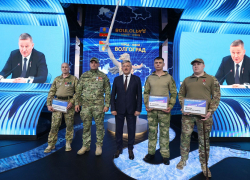 На ВДНХ раненым участникам СВО вручили сертификаты на авто с ручным управлением, в том числе камышанину Дмитрию Колдомасову  