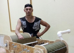 Умелец из Камышинского района собрал из подручных материалов станок нарезки ленты для маскировочных сетей