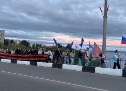 В Камышине через Бородинский мост пронесли огромную георгиевскую ленту