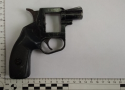 Разъярившись из-за очереди в поликлинике, 36-летняя пациентка достала из дамской сумки... пистолет и бросилась на врача