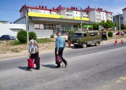 "Лежачего полицейского" в 3-м микрорайоне Камышина устанавливают, а "зебра" где? - камышанка