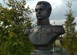 В Камышине на постаменты воздвигнуты бюсты известных камышан - мецената и полководца, цена вопроса на афишируется