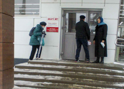 Из-за нерасчищенных, скользких подступов к магазинам камышане стали ходить в них со "скандинавскими палками"