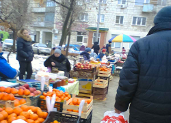 В Камышине на стихийном рынке у "Победы" в лужах и грязи обосновался "цитрусовый рай", - камышанка