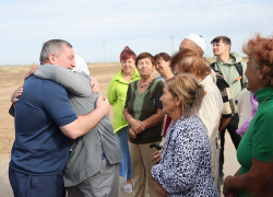 По какому случаю селяне обнимали губернатора