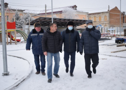 Первый заместитель губернатора Александр Дорждеев посетил стройплощадку детсада, речи о ранее намечавшейся сдаче объекта 31 декабря явно не идет