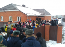 В Камышине людское море разлилось у дома, где провожают в последний путь Романа Филатова - десантника, погибшего на Украине