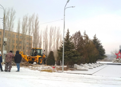 В Камышине начались земляные работы под установку памятного знака участникам СВО на мемориале 3-го городка