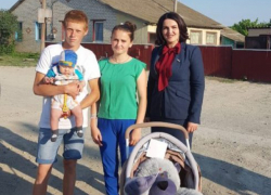 Депутат камышан в Госдуме Анна Кувычко подарила коляску юной паре из села Куланинка Камышинского района