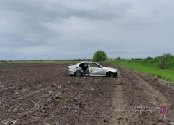 31-летний "гонщик" не удержал презентабельную BMW на проселочной дороге и отправил к хирургам своего 29-летнего пассажира