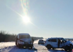 В Камышинском районе водители не разъехались на пустынной дороге до Воднобуерачного: два человека в больнице