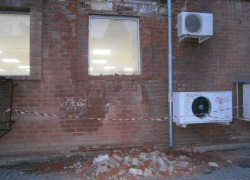 Из исторических зданий Камышина вываливаются кирпичи, а чиновники все обсуждают, как сохранить архитектурное наследие