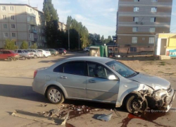 В Камышине в пятом микрорайоне от бокового удара во встречный автомобиль перевернулась иномарка