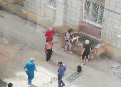 Маленький ребенок едва не разбился, упав из окна 3-го этажа, его родители - камышане, - "Блокнот Волгограда"