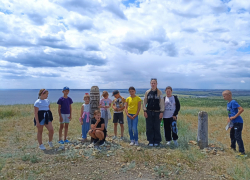 Туристская тропа на Настин бугор в Камышинском районе оказалась для ребят захватывающей