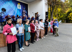 Стало известно, кто разводит самые красивые цветы в Камышине у подъездов многоквартирных домов и в собственных садах 