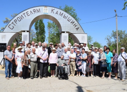 В Камышине у арки парка Строителей собрались ветераны отрасли отметить 66-летие некогда могущественного треста