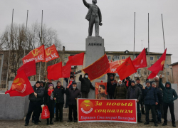 Активисты движения "За новый социализм" и КПРФ возложили цветы к портрету Сталина в Камышине в годовщину его смерти