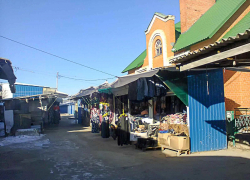 В Камышине на обезлюдевшем из-за холодов рынке под открытым небом все же можно купить веники, ложки, трусы и  семена