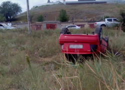 В поселке Нефтебазы в Камышине водитель иномарки перевернулся прямо на городской дороге